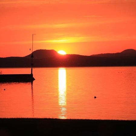 Lakeview Apartment Balatonlelle Bagian luar foto