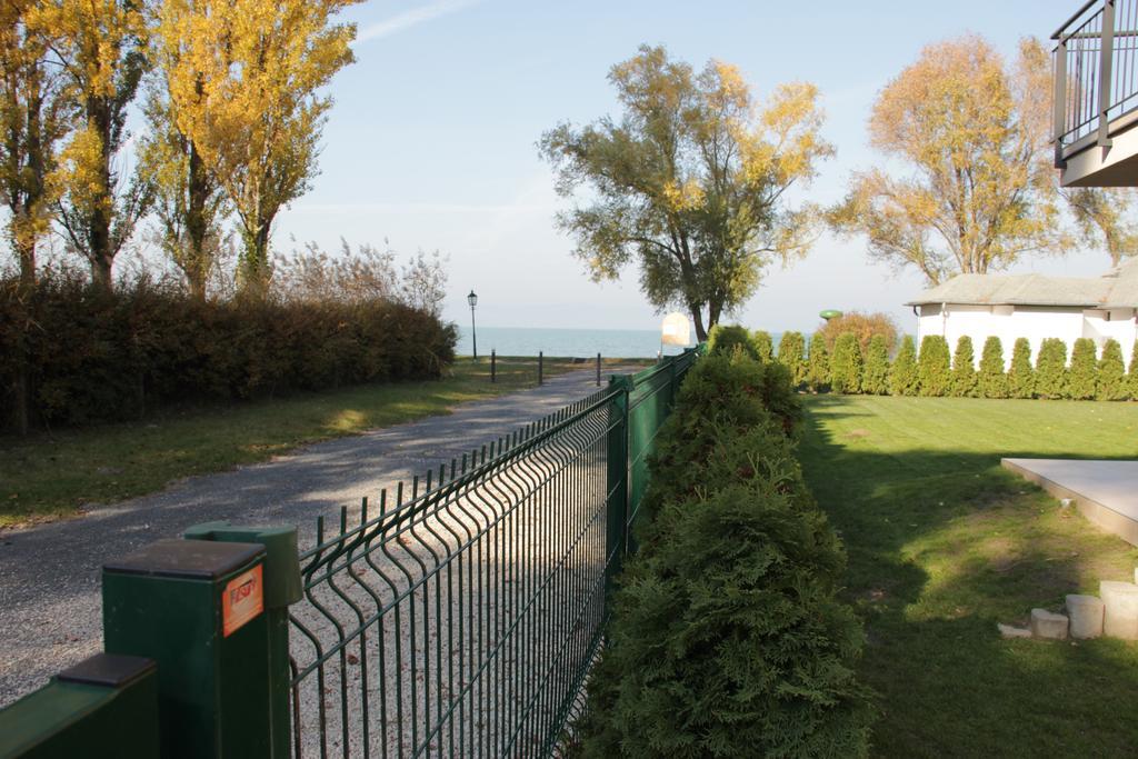 Lakeview Apartment Balatonlelle Bagian luar foto