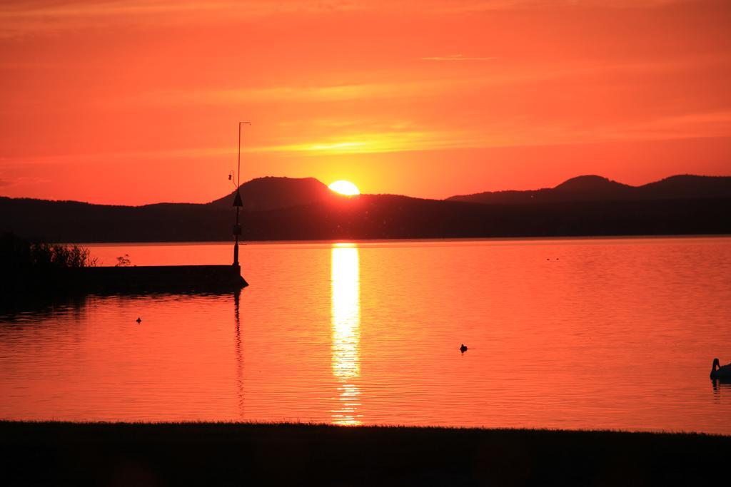 Lakeview Apartment Balatonlelle Bagian luar foto